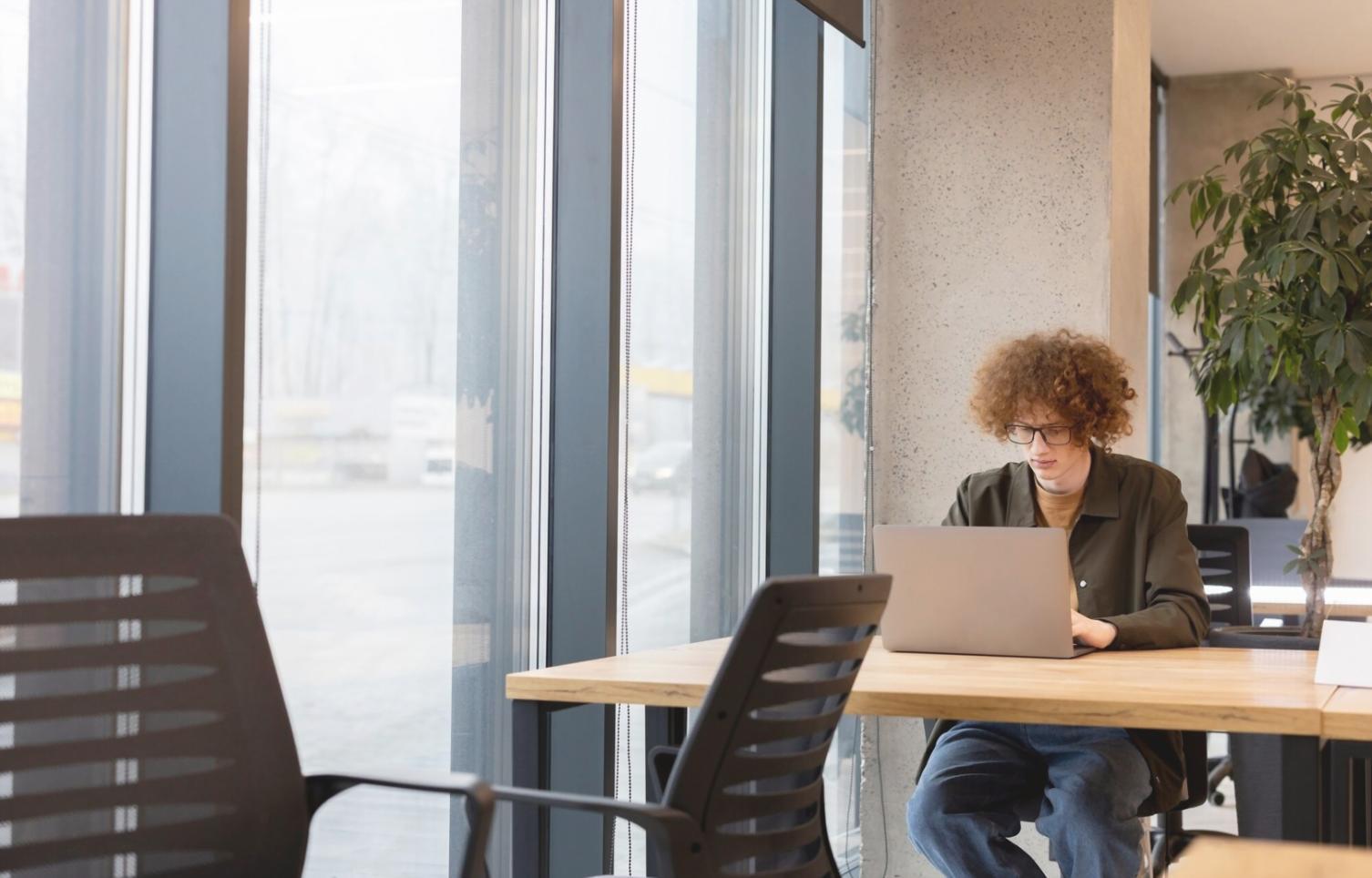 Estudiantes trabajando en estrategias financieras durante una sesión práctica